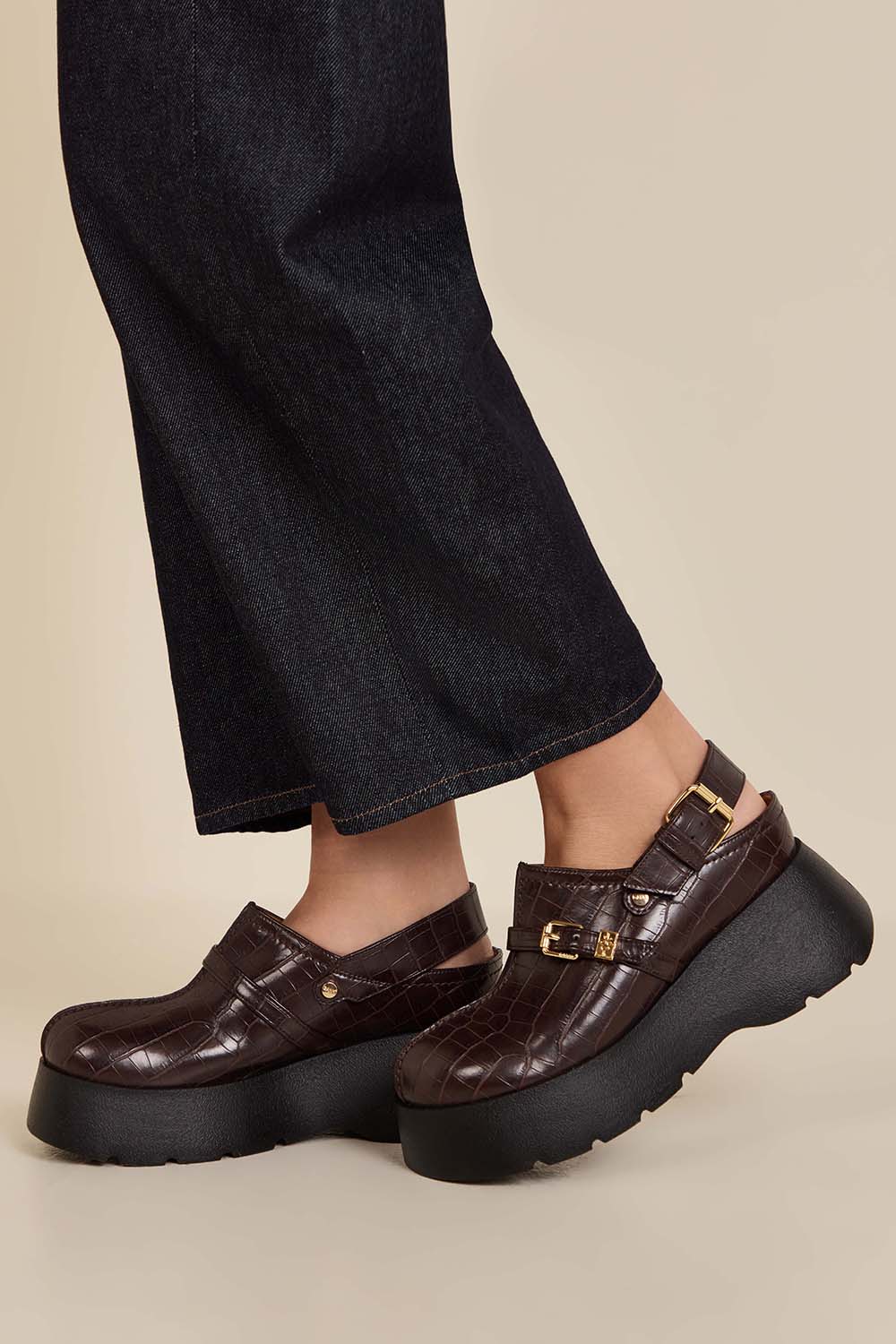 תמונת כל הלוק של נעלי פלטפורמה